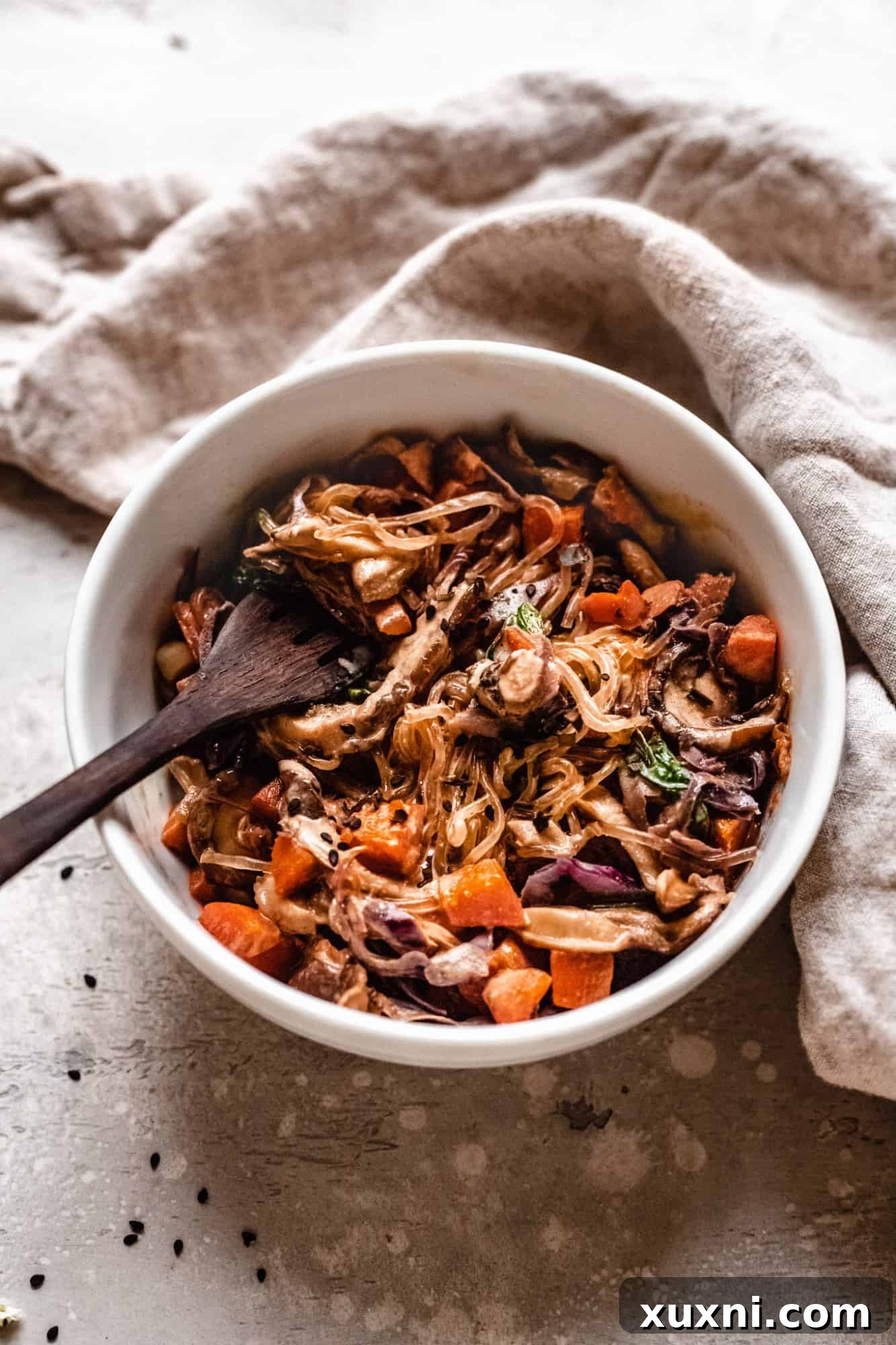 A vibrant bowl of vegan lo mein, a quick and healthy pantry meal, with a keto-friendly option.