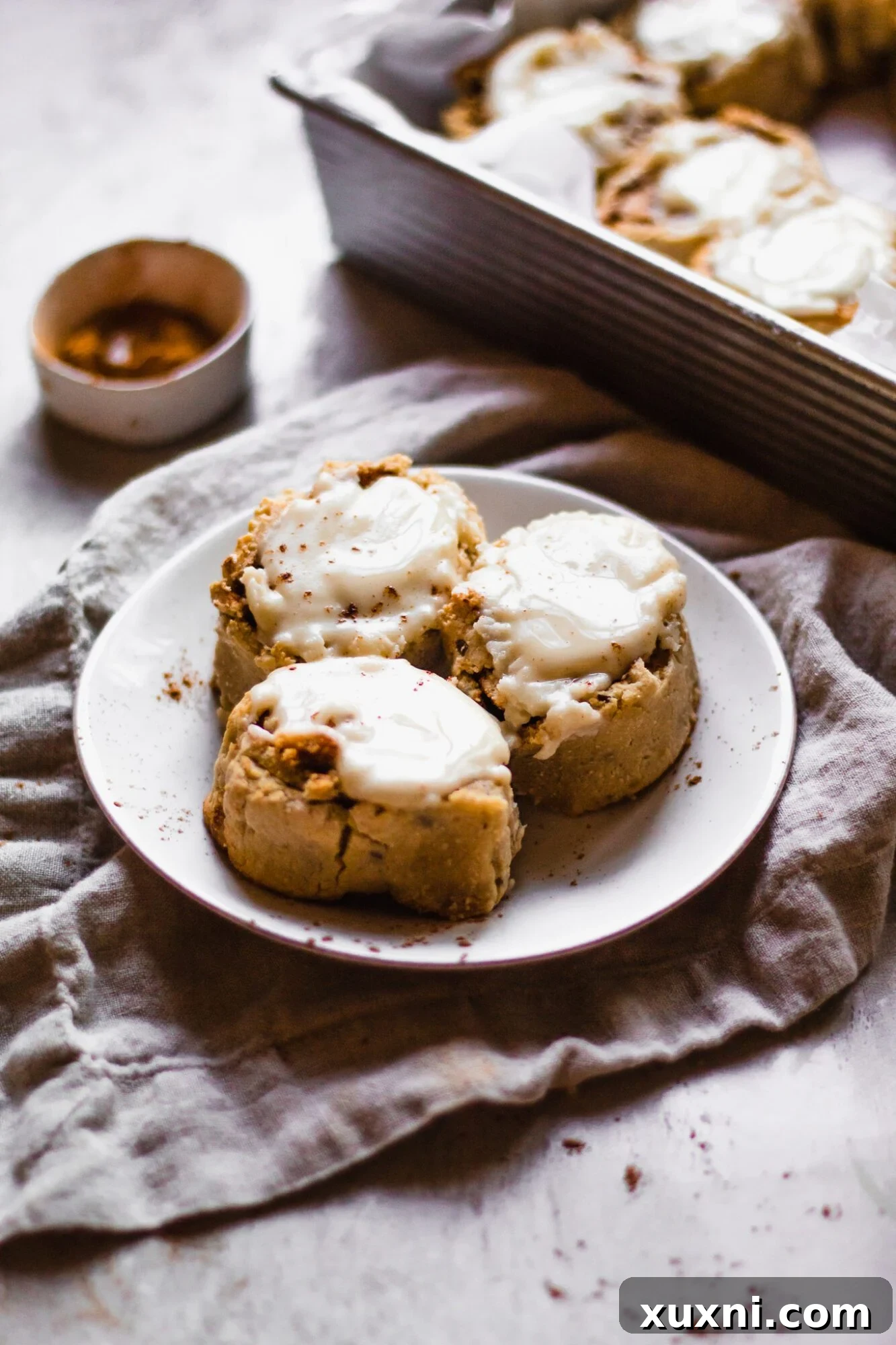 En İyi Paleo ve Vegan Tarçınlı Rulolar 11 plate of cinnamon rolls