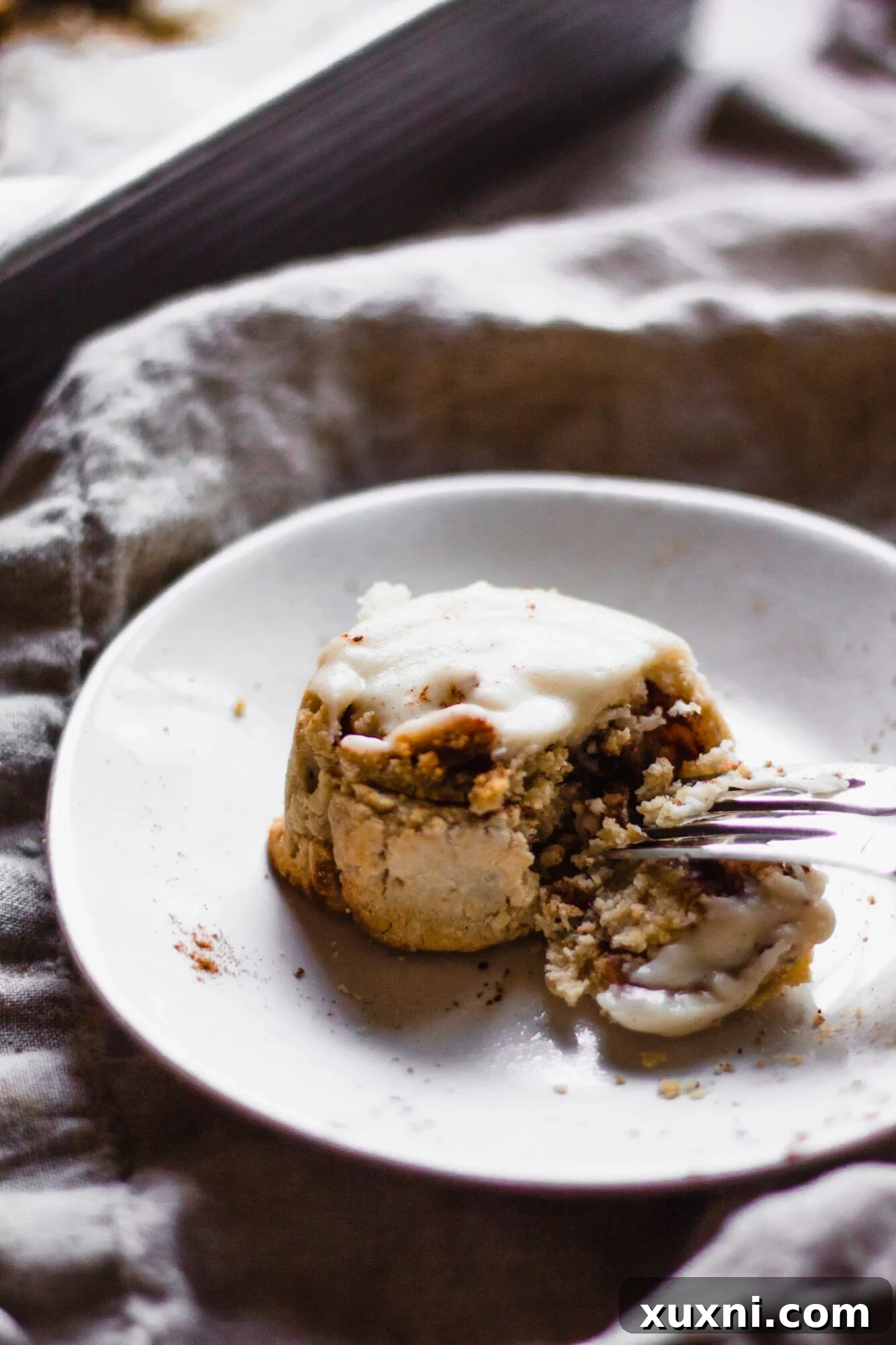 En İyi Paleo ve Vegan Tarçınlı Rulolar 12 fork taking from cinnamon roll