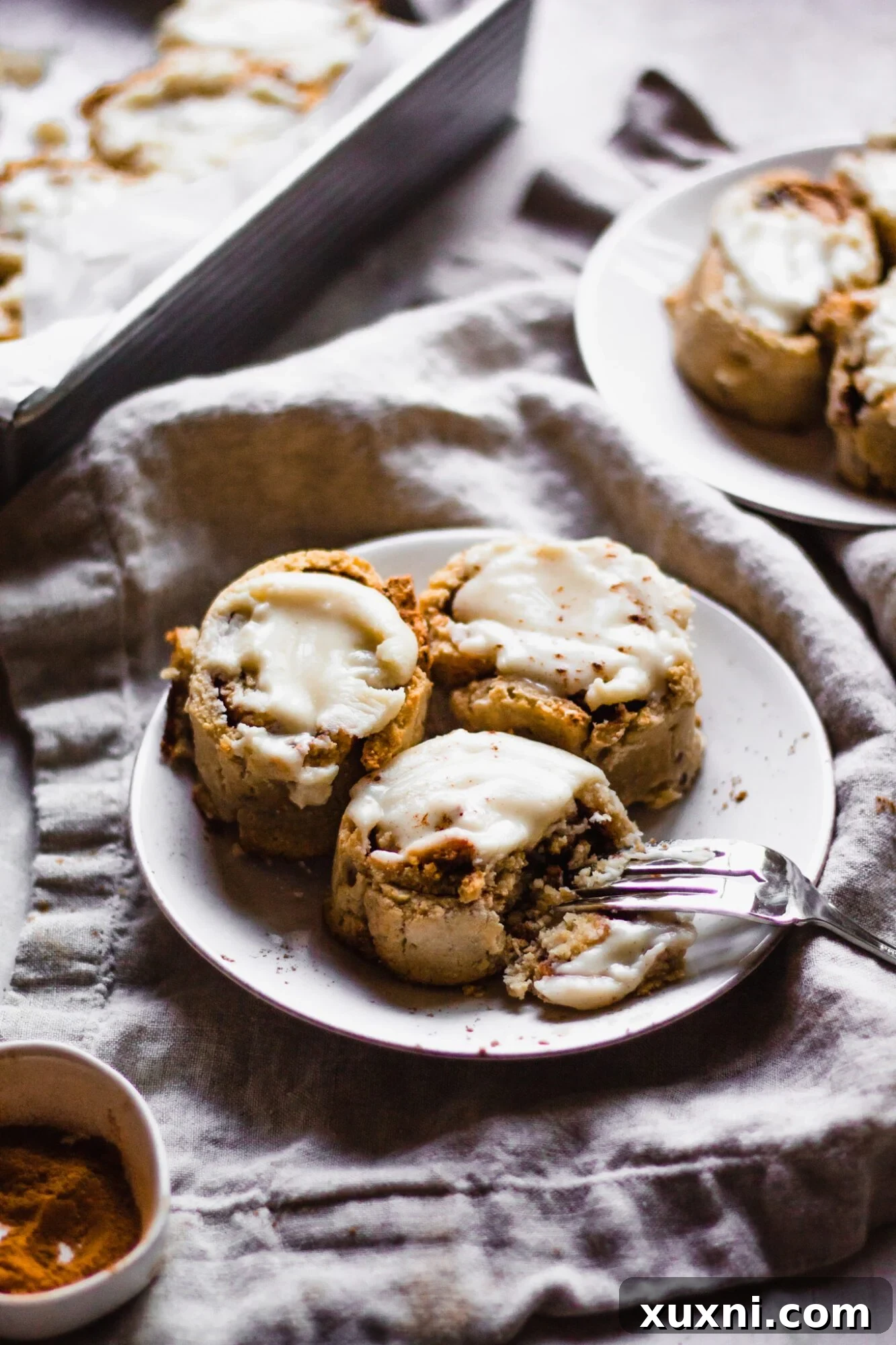 En İyi Paleo ve Vegan Tarçınlı Rulolar 13 fork pulling apart cinnamon roll