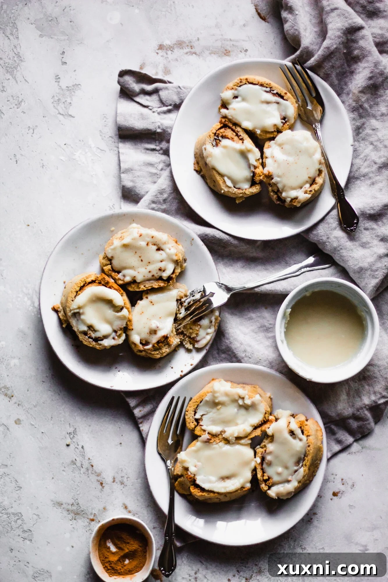 En İyi Paleo ve Vegan Tarçınlı Rulolar 14 plates of cinnamon rolls
