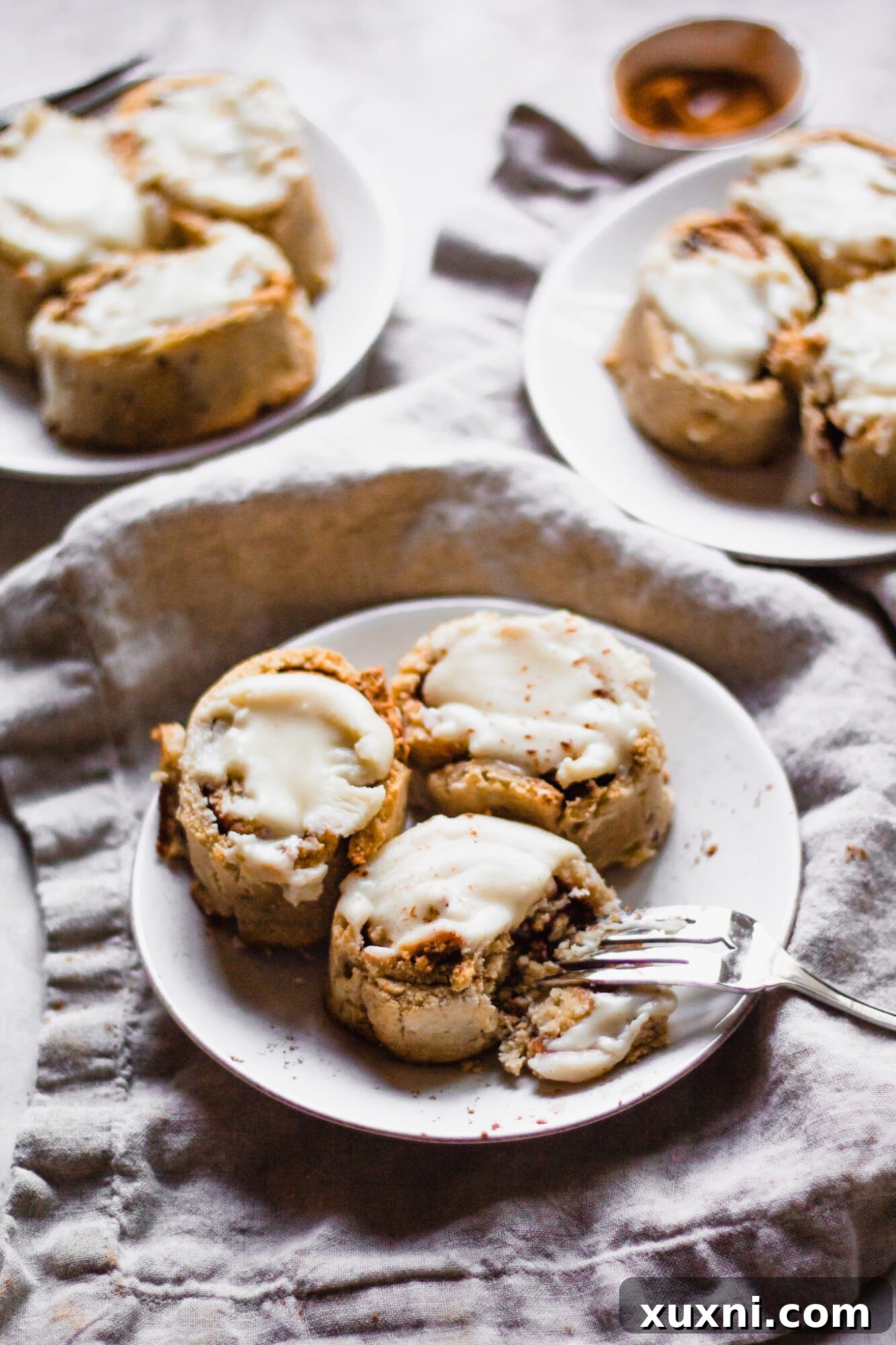 En İyi Paleo ve Vegan Tarçınlı Rulolar 3 plate of cinnamon rolls