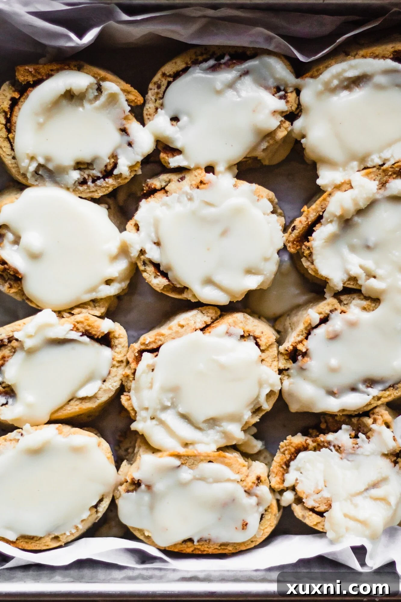 En İyi Paleo ve Vegan Tarçınlı Rulolar 4 close up of cinnamon rolls