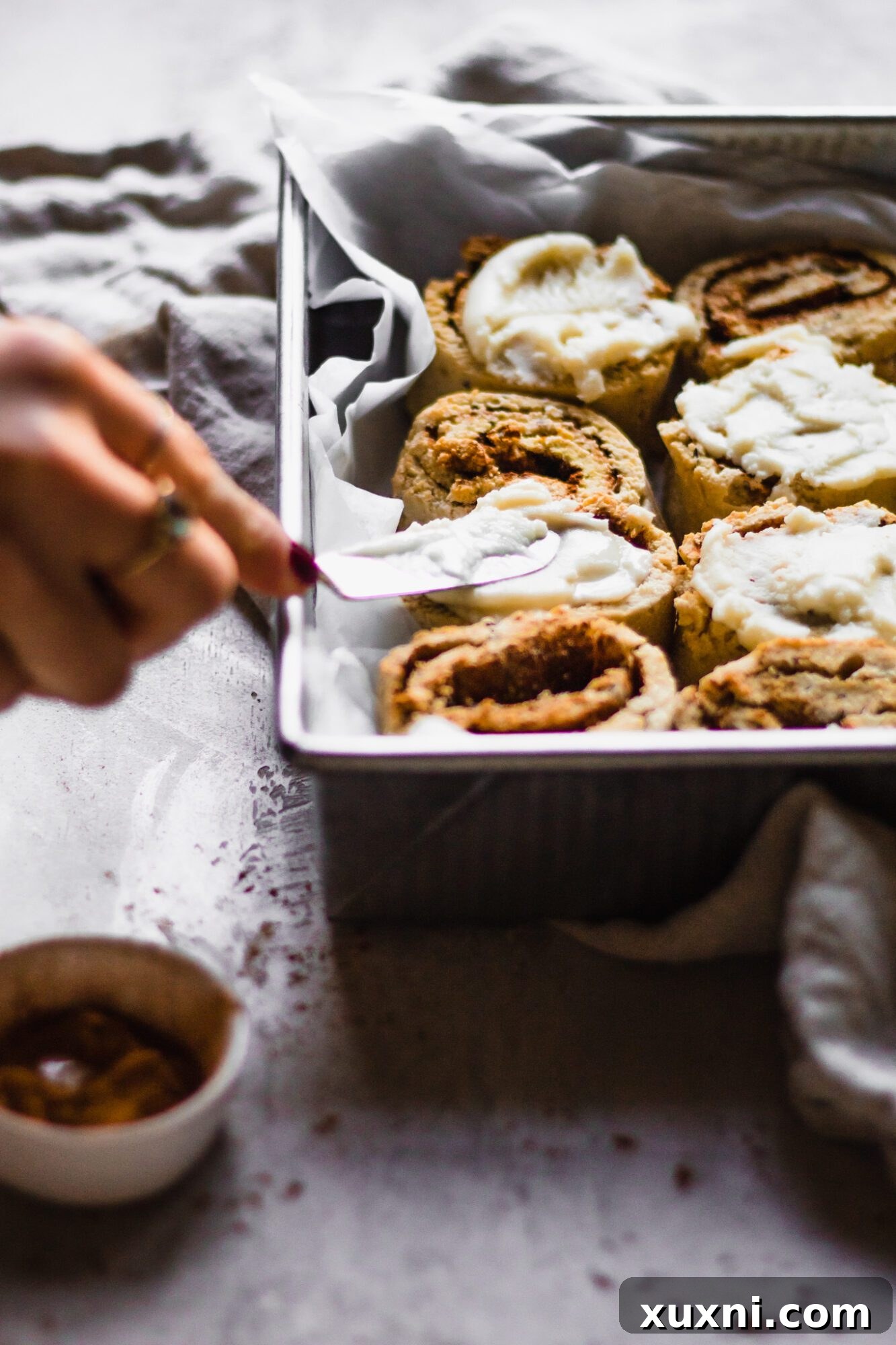 En İyi Paleo ve Vegan Tarçınlı Rulolar 6 hand icing cinnamon rolls