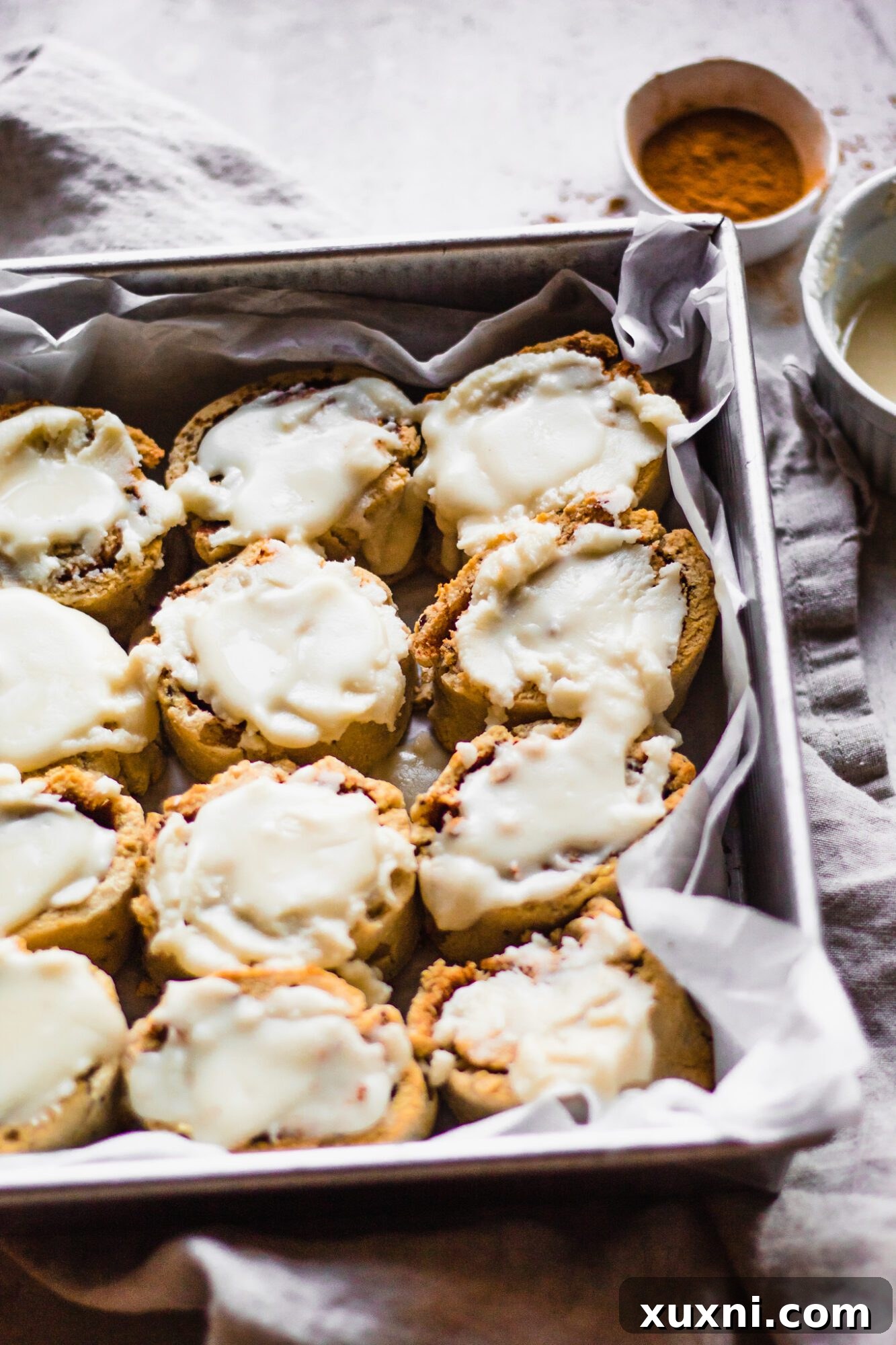 En İyi Paleo ve Vegan Tarçınlı Rulolar 8 off centered cinnamon rolls with icing