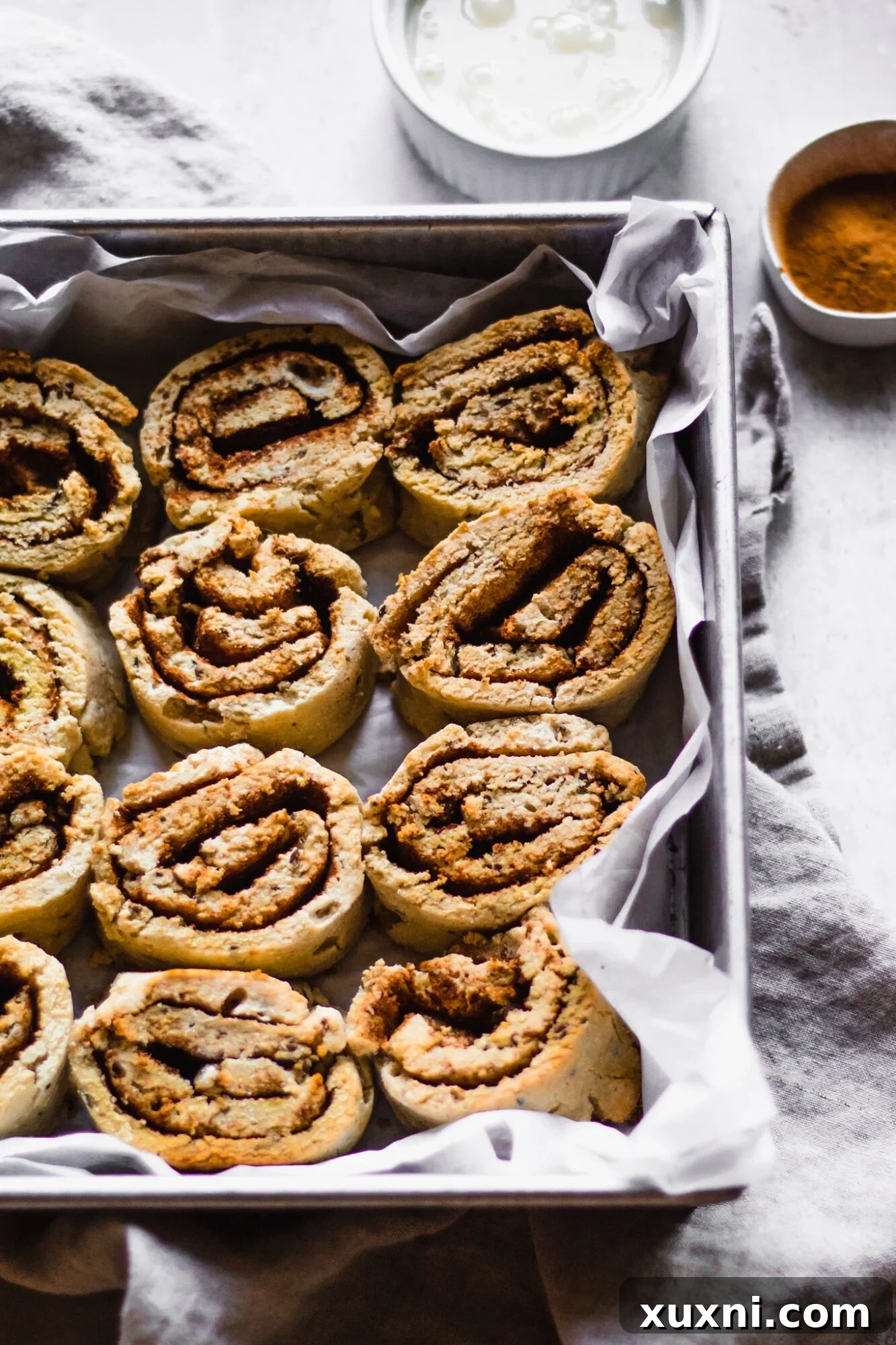 En İyi Paleo ve Vegan Tarçınlı Rulolar 10 close up of uniced cinnamon rolls