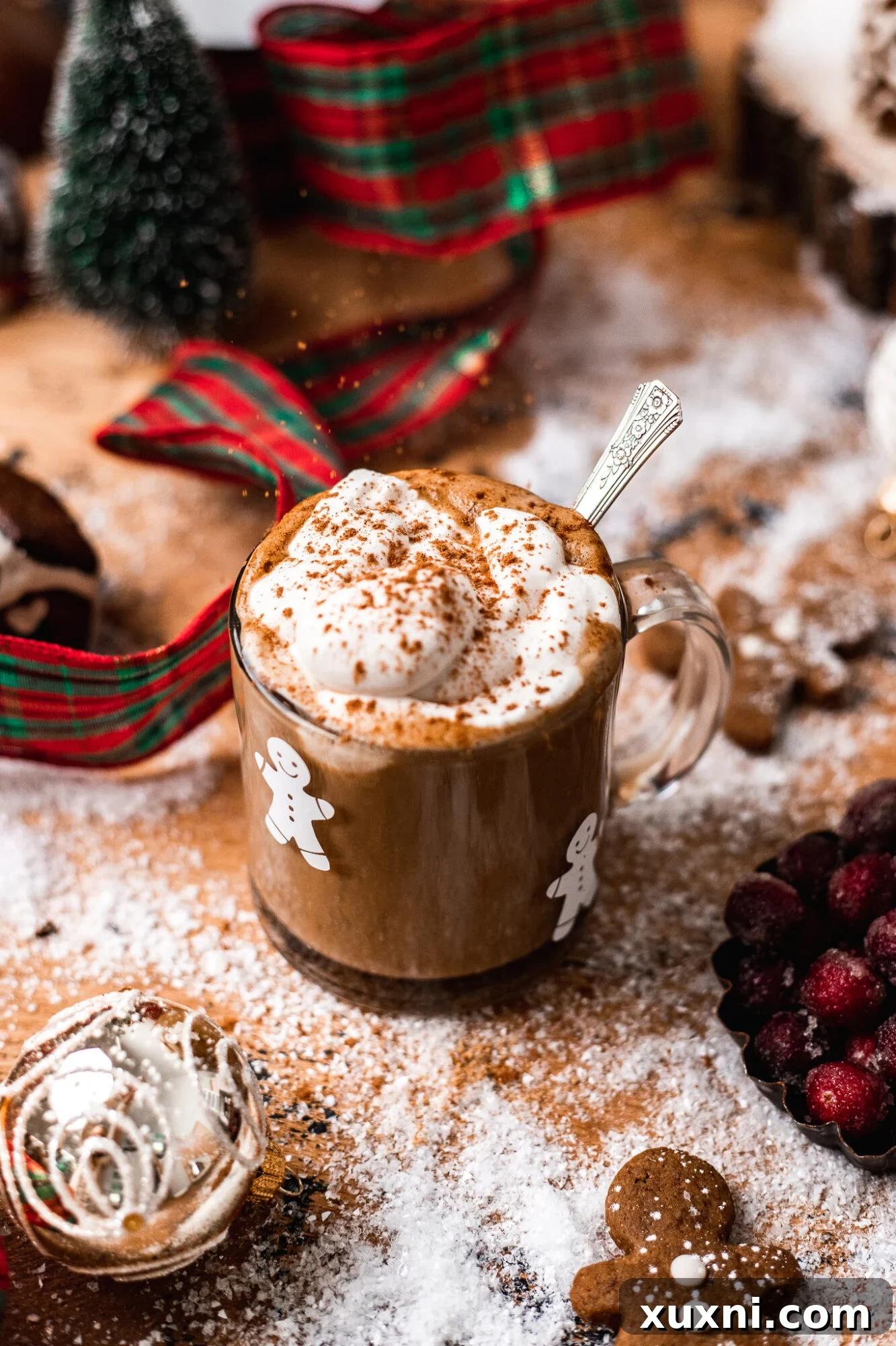 dusting of cinnamon on top of gingerbread latte