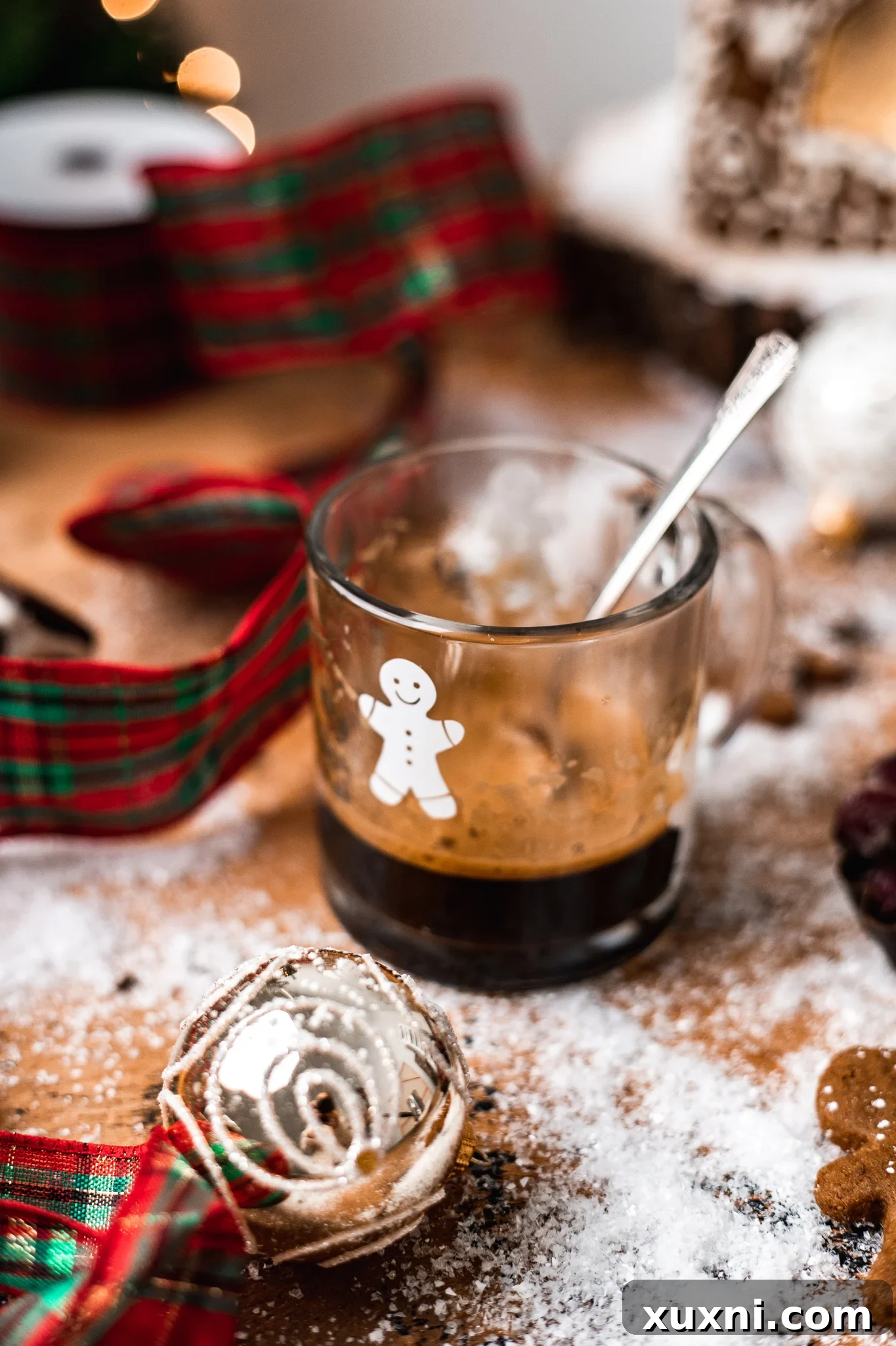 making a gingerbread latte