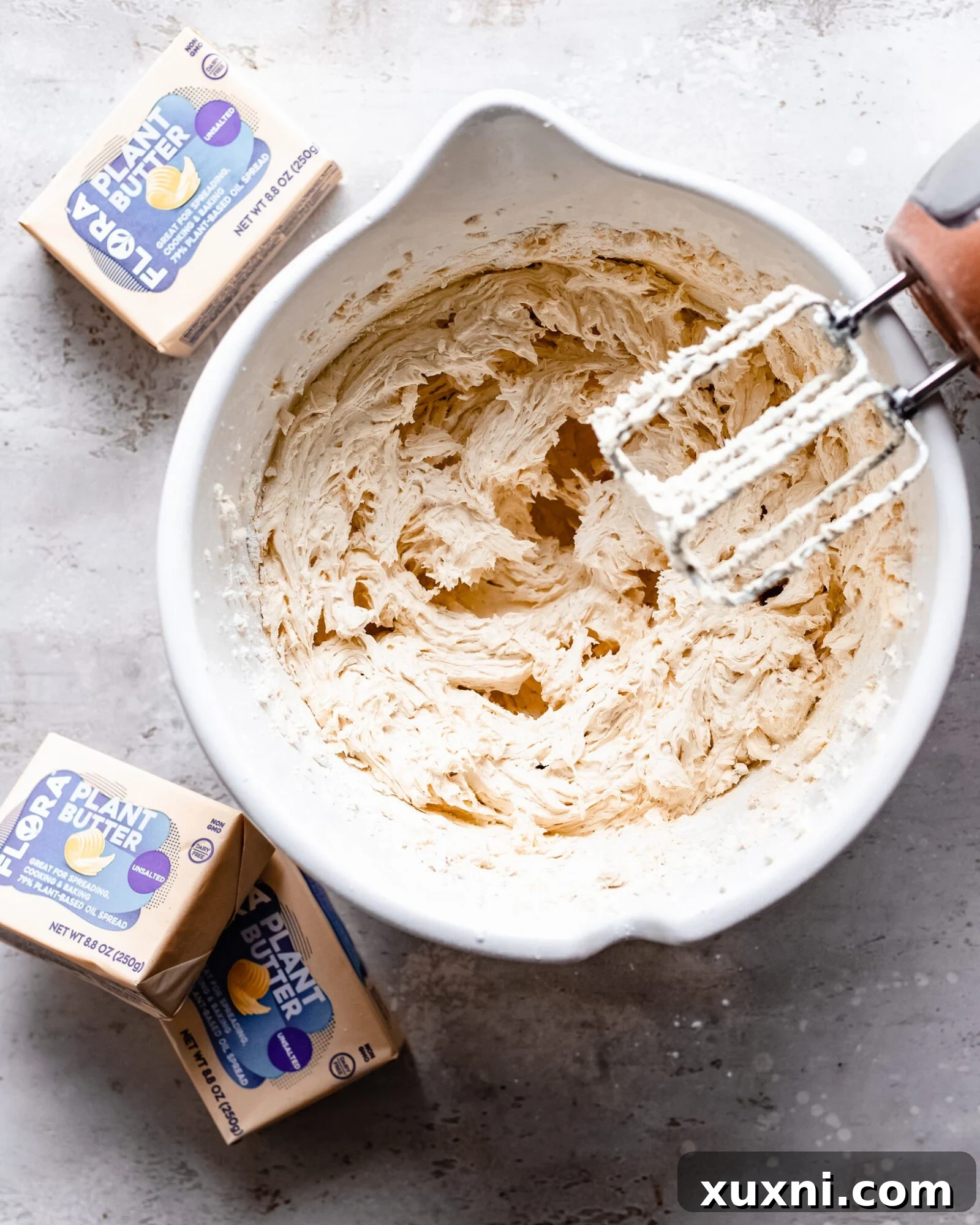 Muhteşem Vegan Şampanyalı Yılbaşı Kapkekleri 11 Smooth vegan hazelnut buttercream in a bowl