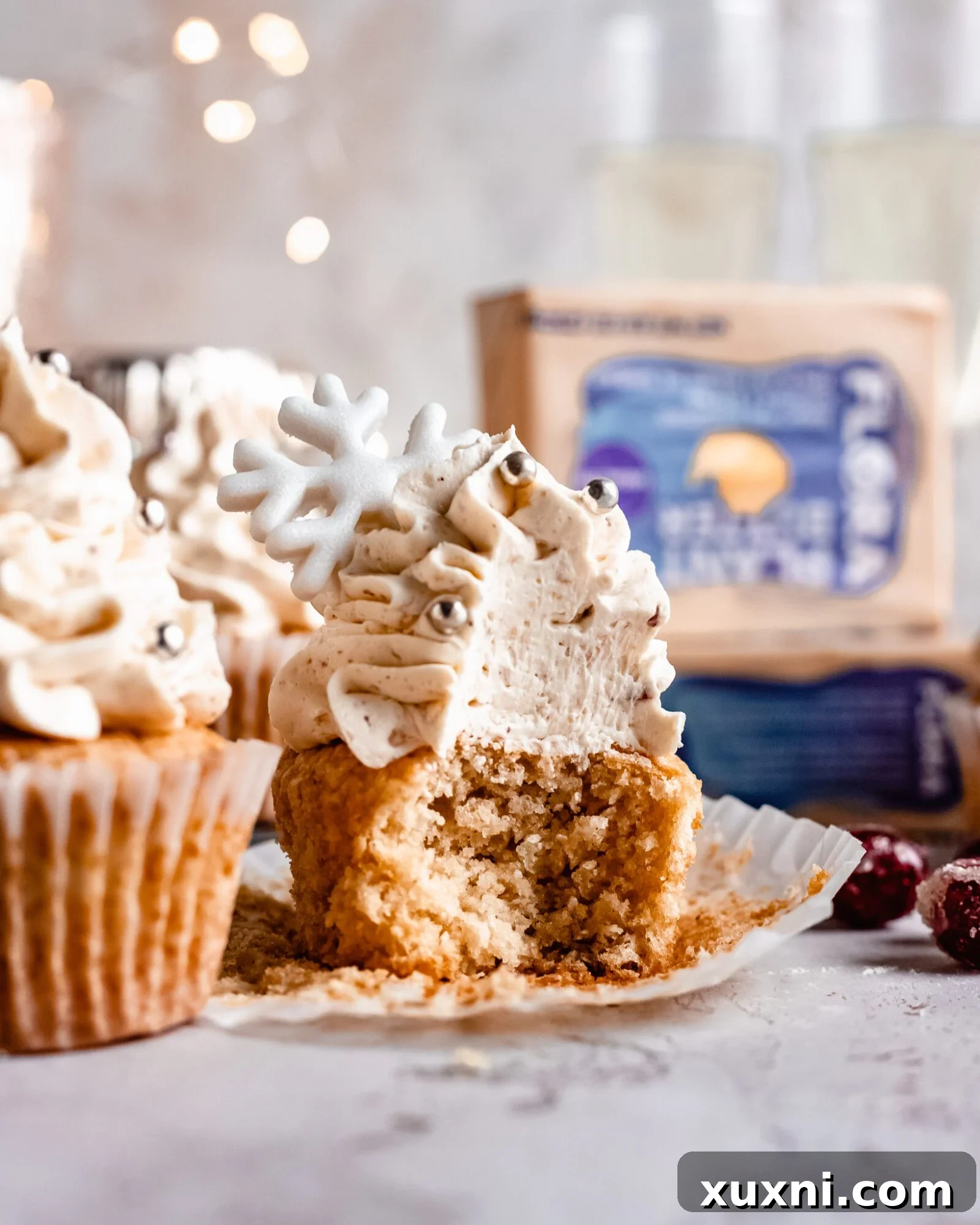 Muhteşem Vegan Şampanyalı Yılbaşı Kapkekleri 12 A bitten vegan champagne cupcake revealing the moist interior