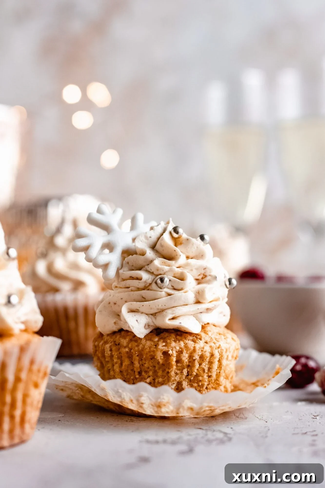 Muhteşem Vegan Şampanyalı Yılbaşı Kapkekleri 3 Elegant Vegan Champagne Cupcakes with frosting