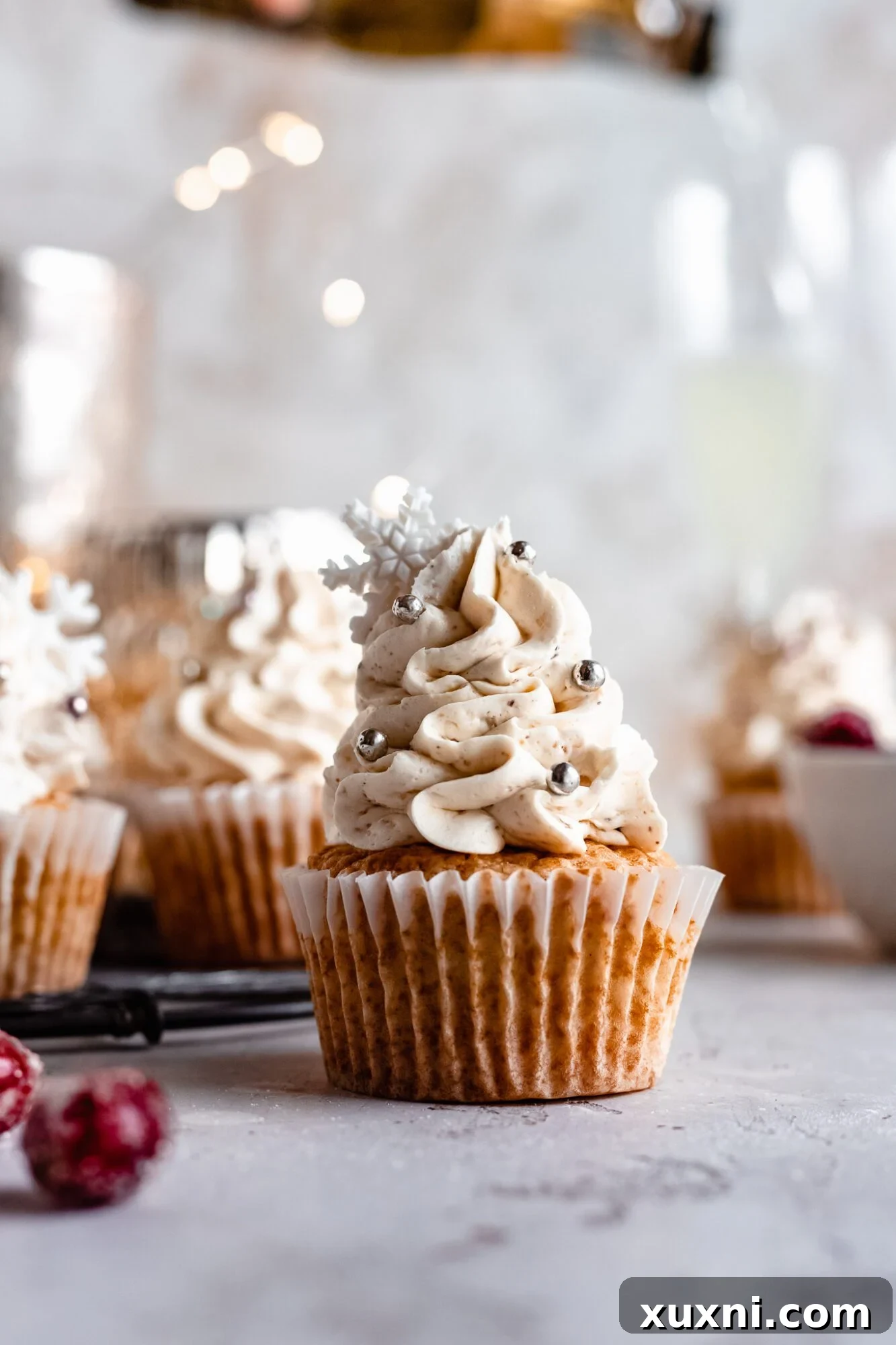 Muhteşem Vegan Şampanyalı Yılbaşı Kapkekleri 4 Champagne being poured next to a frosted cupcake