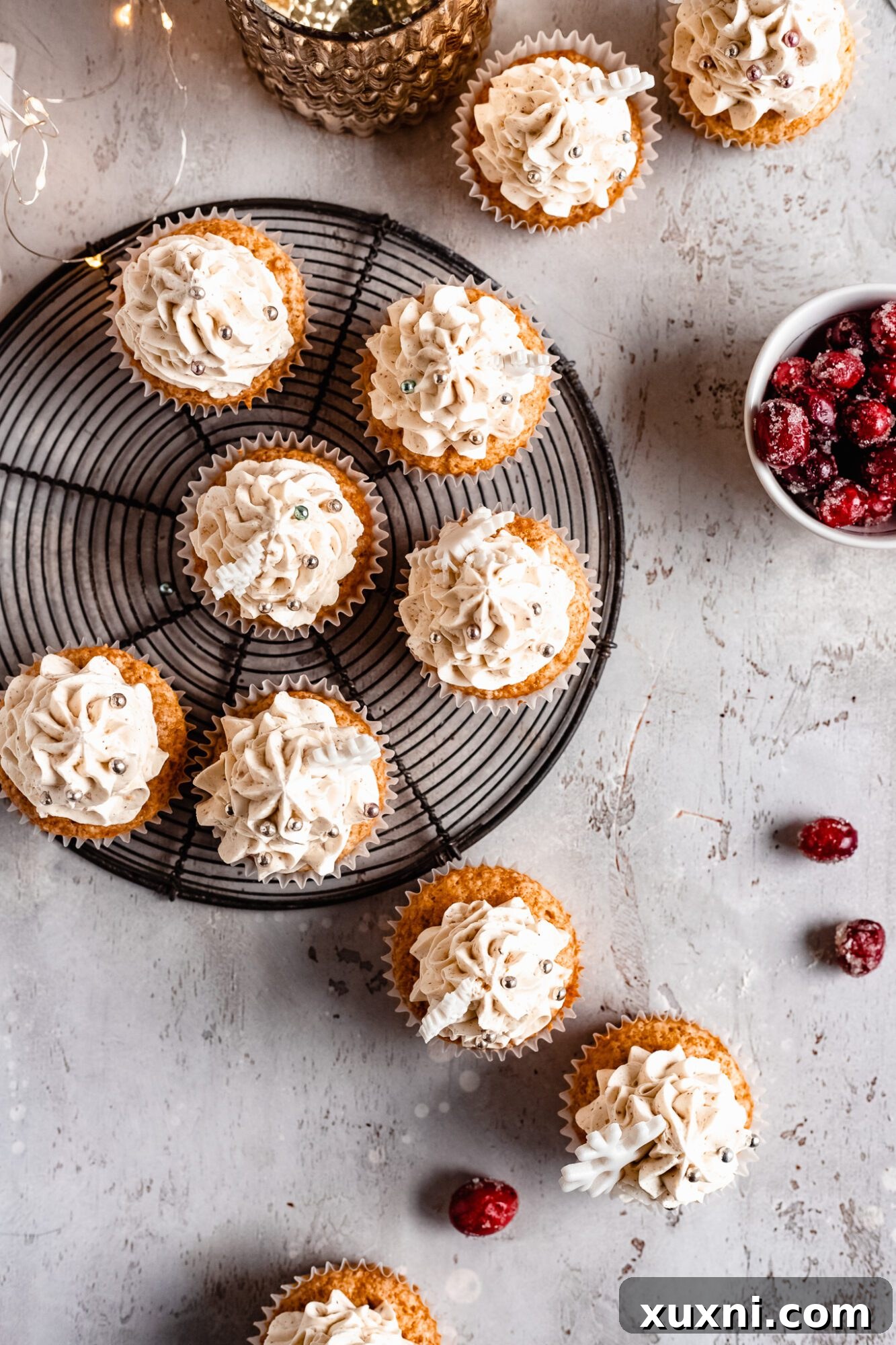 Muhteşem Vegan Şampanyalı Yılbaşı Kapkekleri 6 Freshly baked vegan cupcakes cooling on a wire rack