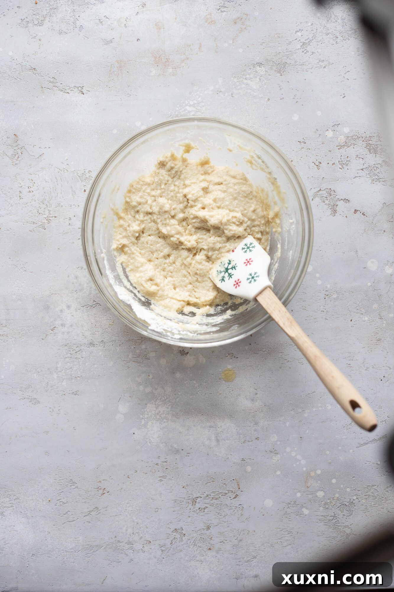 Muhteşem Vegan Şampanyalı Yılbaşı Kapkekleri 9 Smooth cupcake batter in a mixing bowl