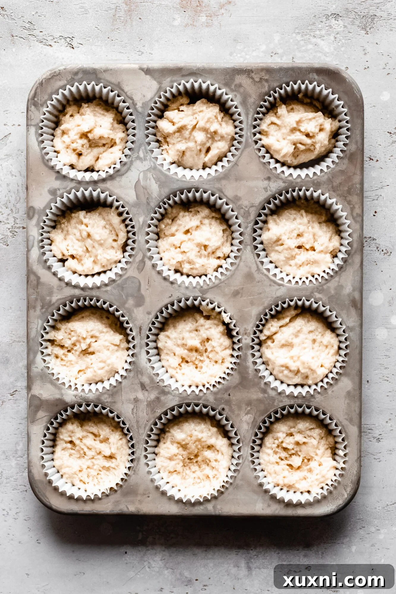 Muhteşem Vegan Şampanyalı Yılbaşı Kapkekleri 10 Cupcake batter divided into liners in a muffin tin
