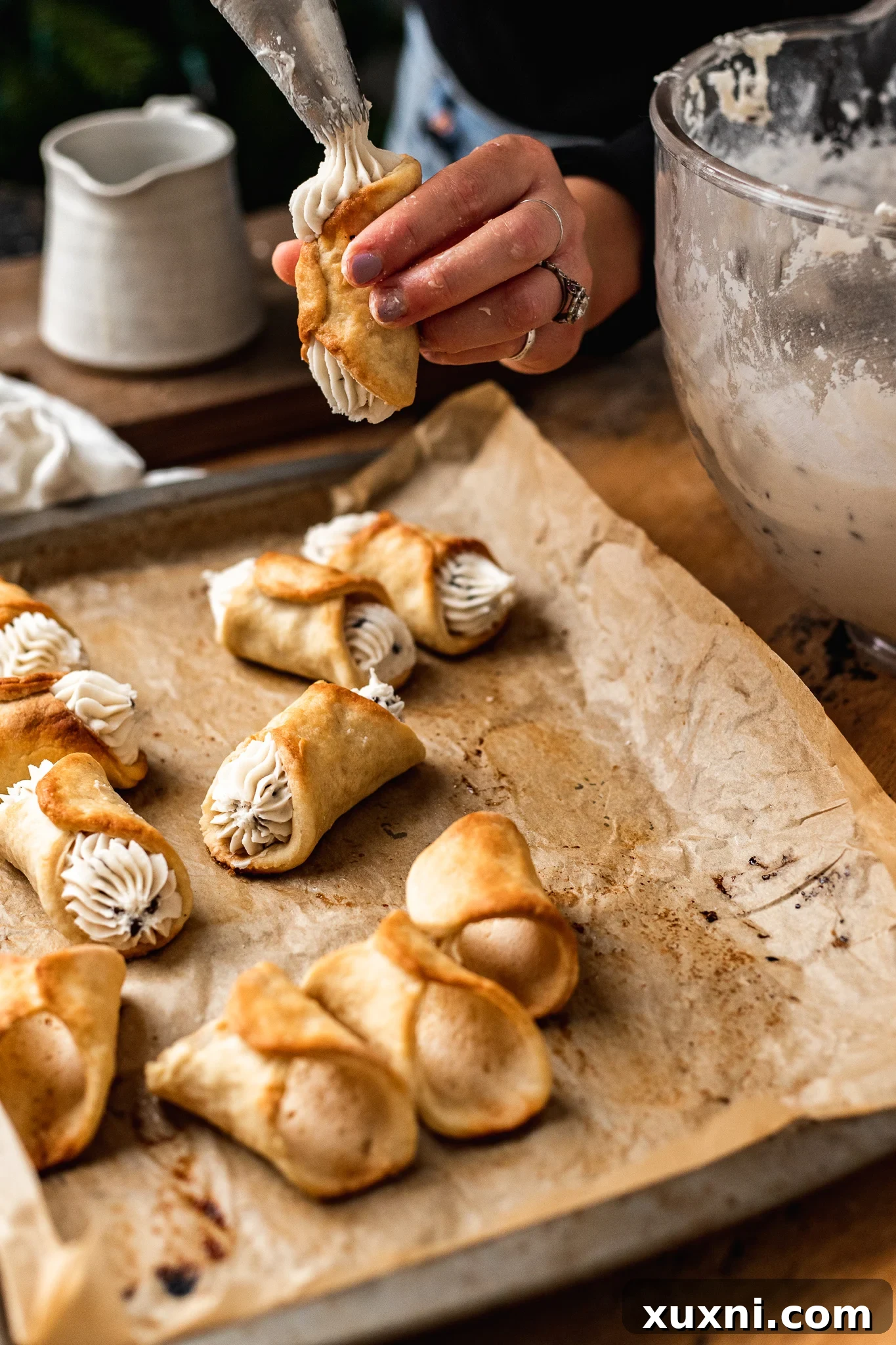 filling vegan cannoli