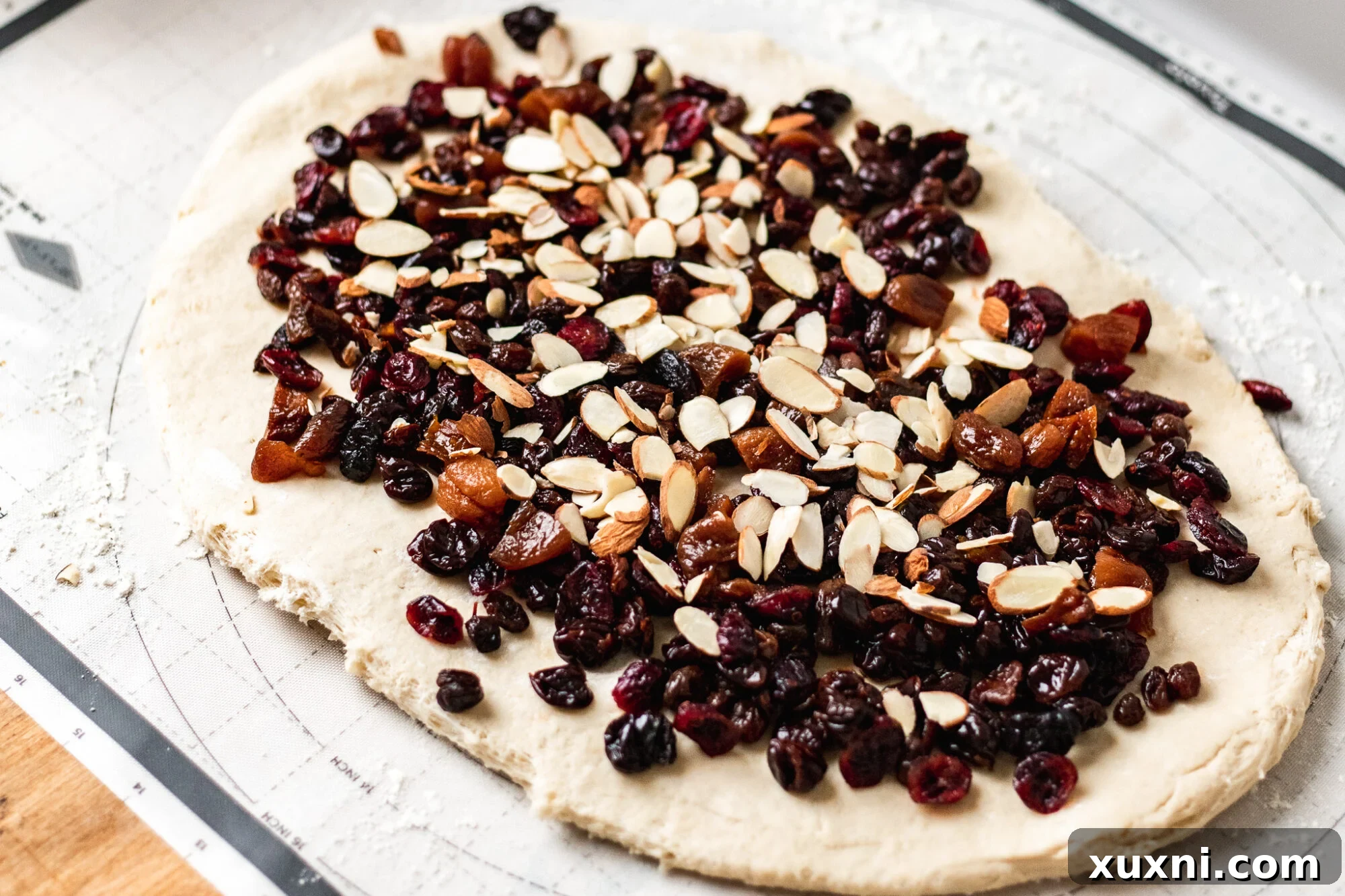 Incorporating fruit into vegan panettone dough