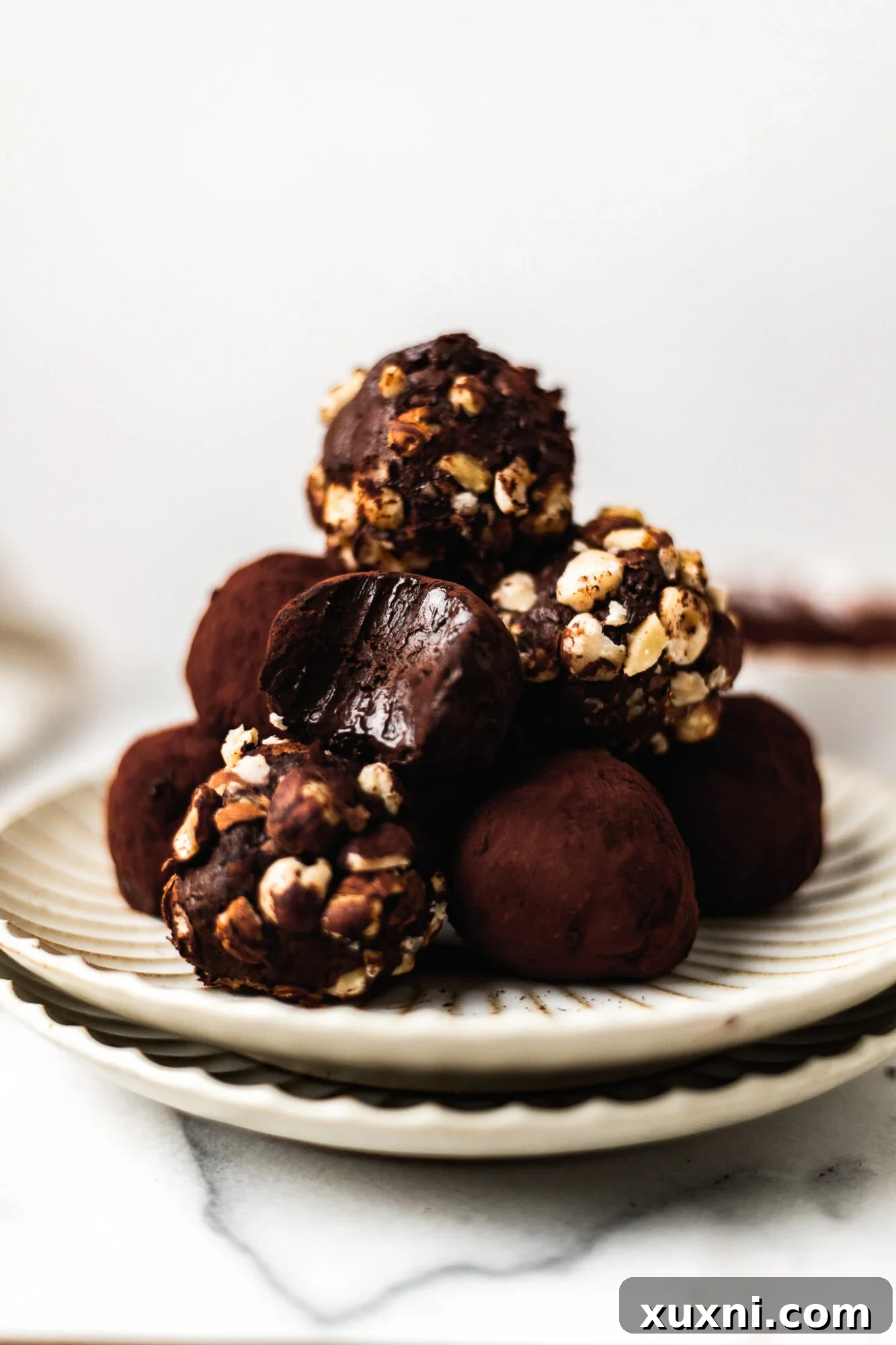 EASY Vegan Chocolate Truffles (4 Ingredients!)