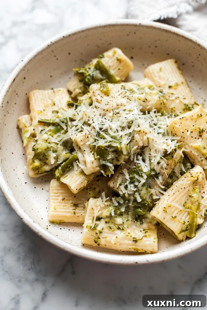 vegan pasta con broccoli in a bowl