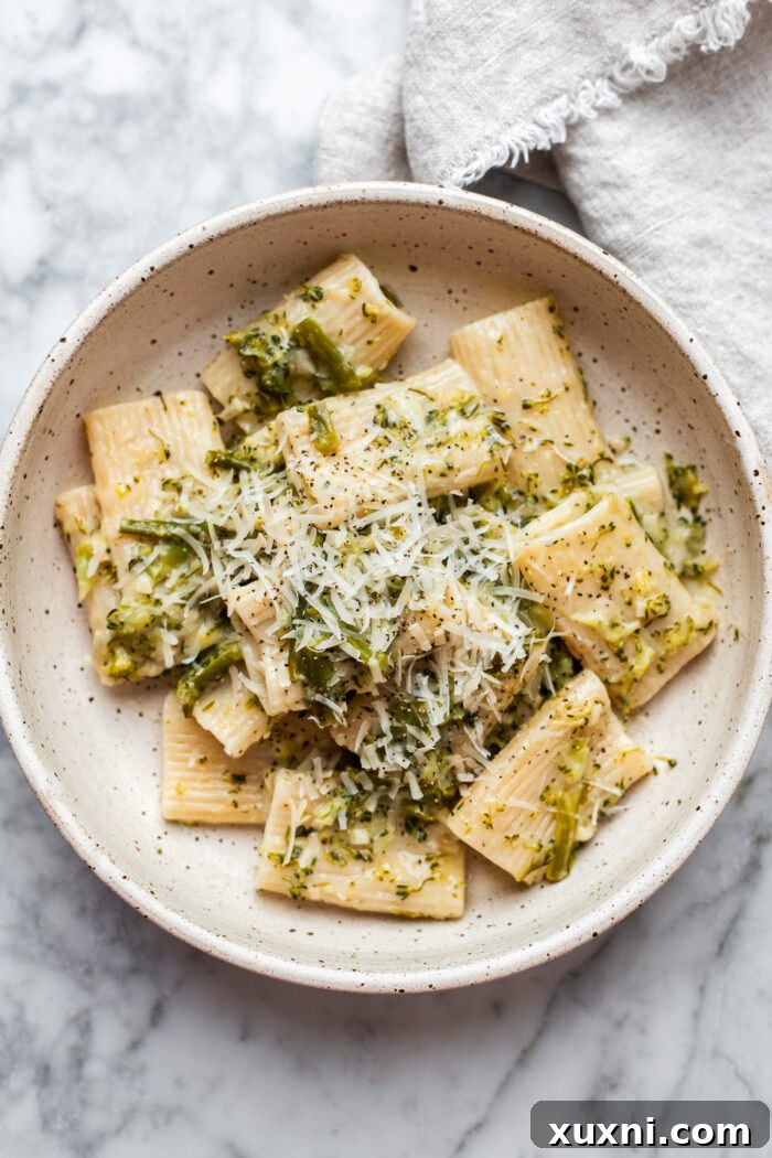 vegan pasta con broccoli in a bowl