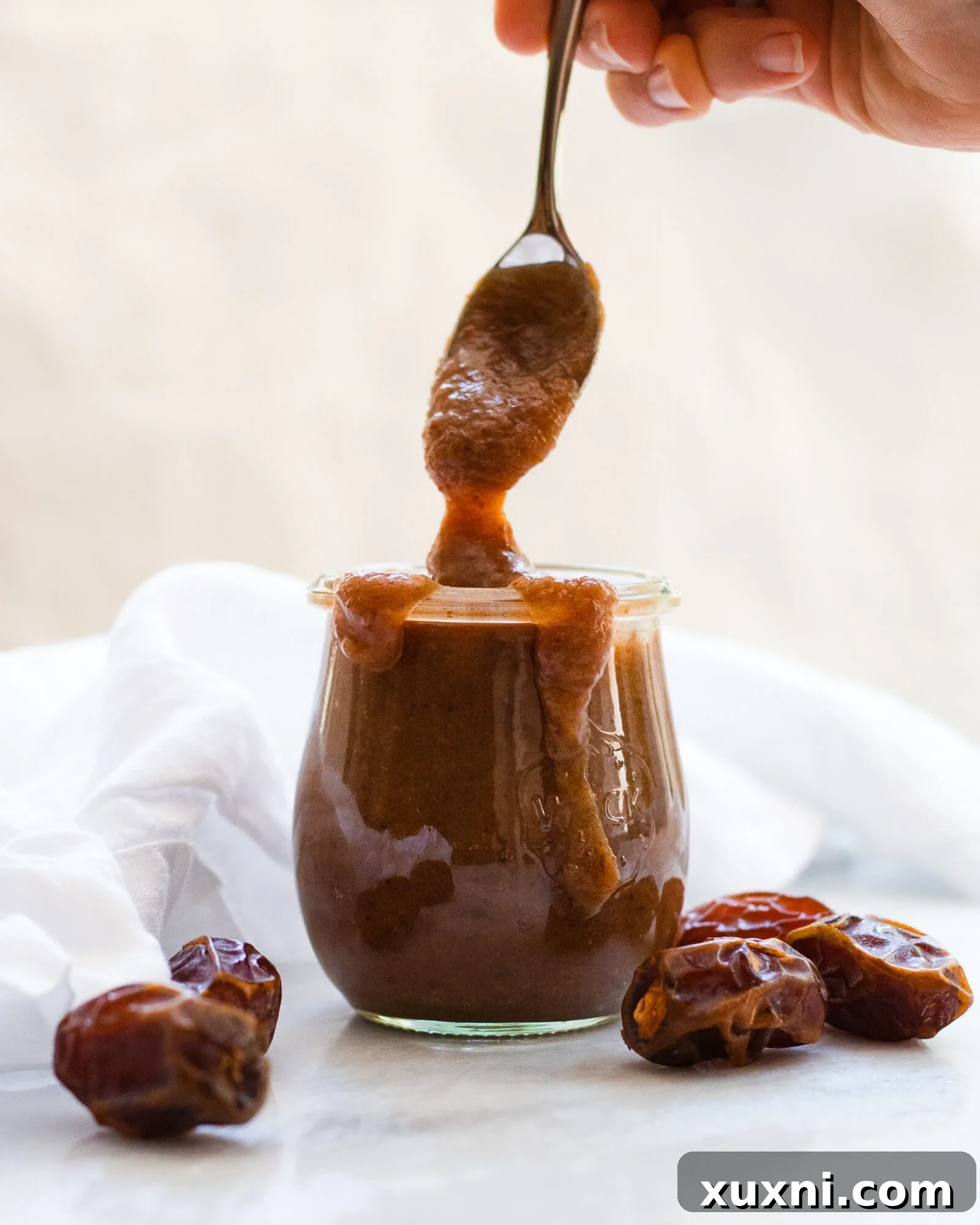 hand drizzling caramel sauce