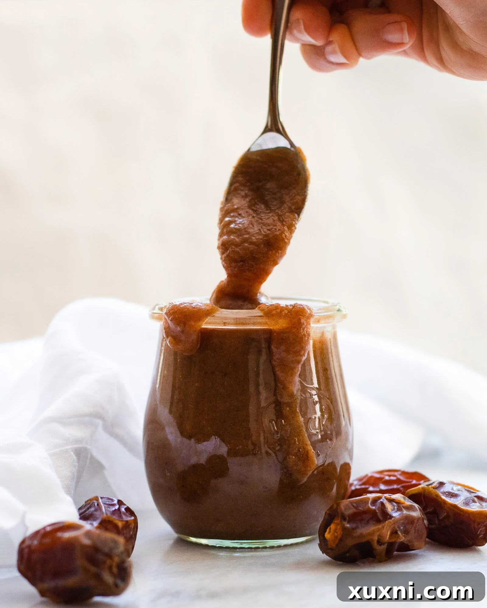 hand drizzling caramel sauce